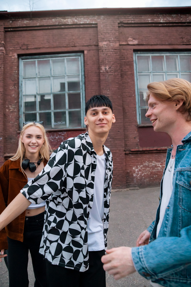 neighborhood-lifestyle-friends